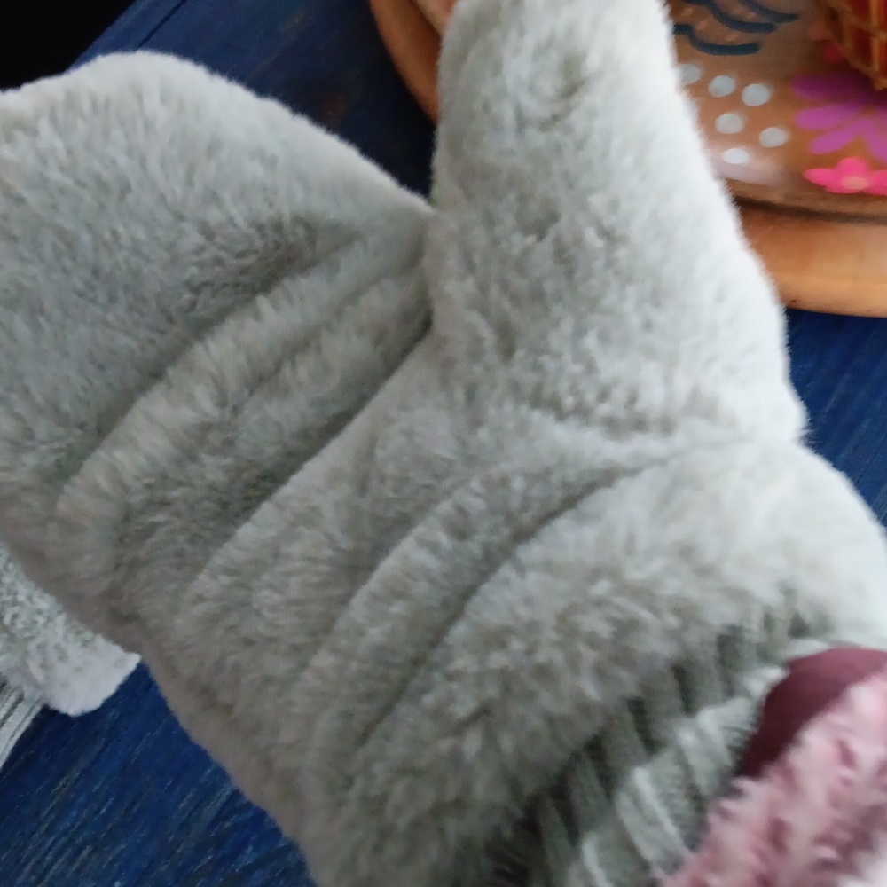 💜 3/$15💜Cozy Gray Green Fleece Lined, Faux Fur Mittens💜 - Picture 7 of 7